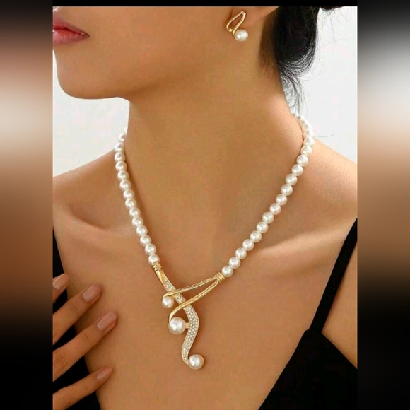 #126. Circular Faux Pearl Necklace & Geometric Circular Faux Pearl Earrings - Picture 1 of 4